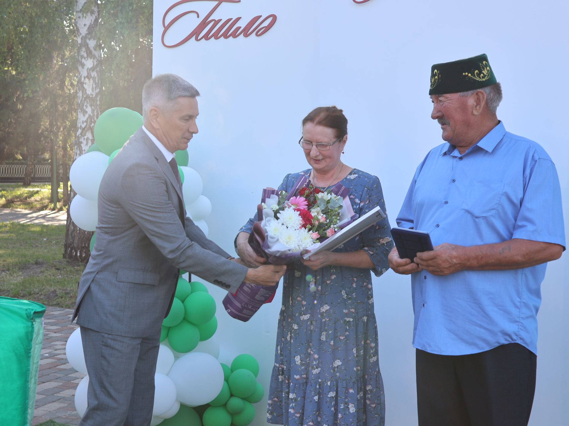 Без әле дә бергә, без әле дә матур:  Актанышта Гаилә, мәхәббәт һәм тугрылык көнендә үрнәк парларны хөрмәтләделәр