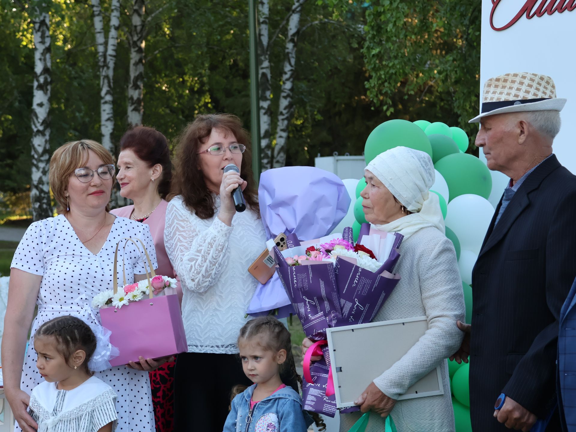 Без әле дә бергә, без әле дә матур:  Актанышта Гаилә, мәхәббәт һәм тугрылык көнендә үрнәк парларны хөрмәтләделәр