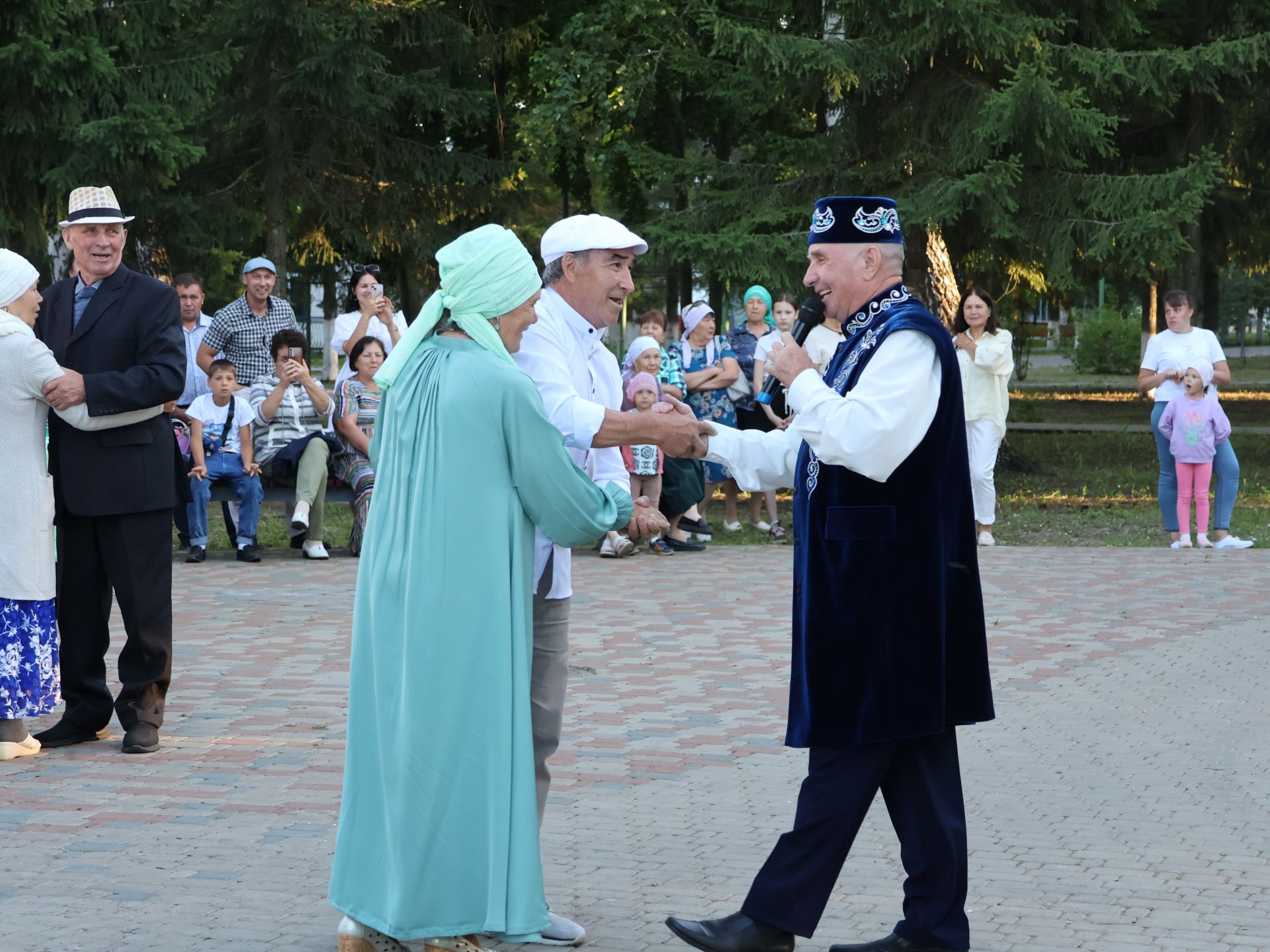 Без әле дә бергә, без әле дә матур:  Актанышта Гаилә, мәхәббәт һәм тугрылык көнендә үрнәк парларны хөрмәтләделәр