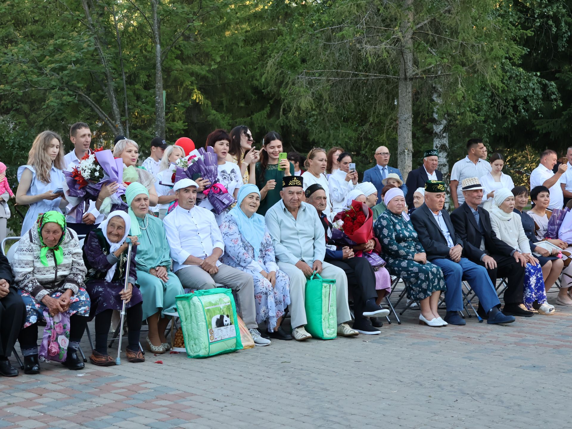 Без әле дә бергә, без әле дә матур:  Актанышта Гаилә, мәхәббәт һәм тугрылык көнендә үрнәк парларны хөрмәтләделәр