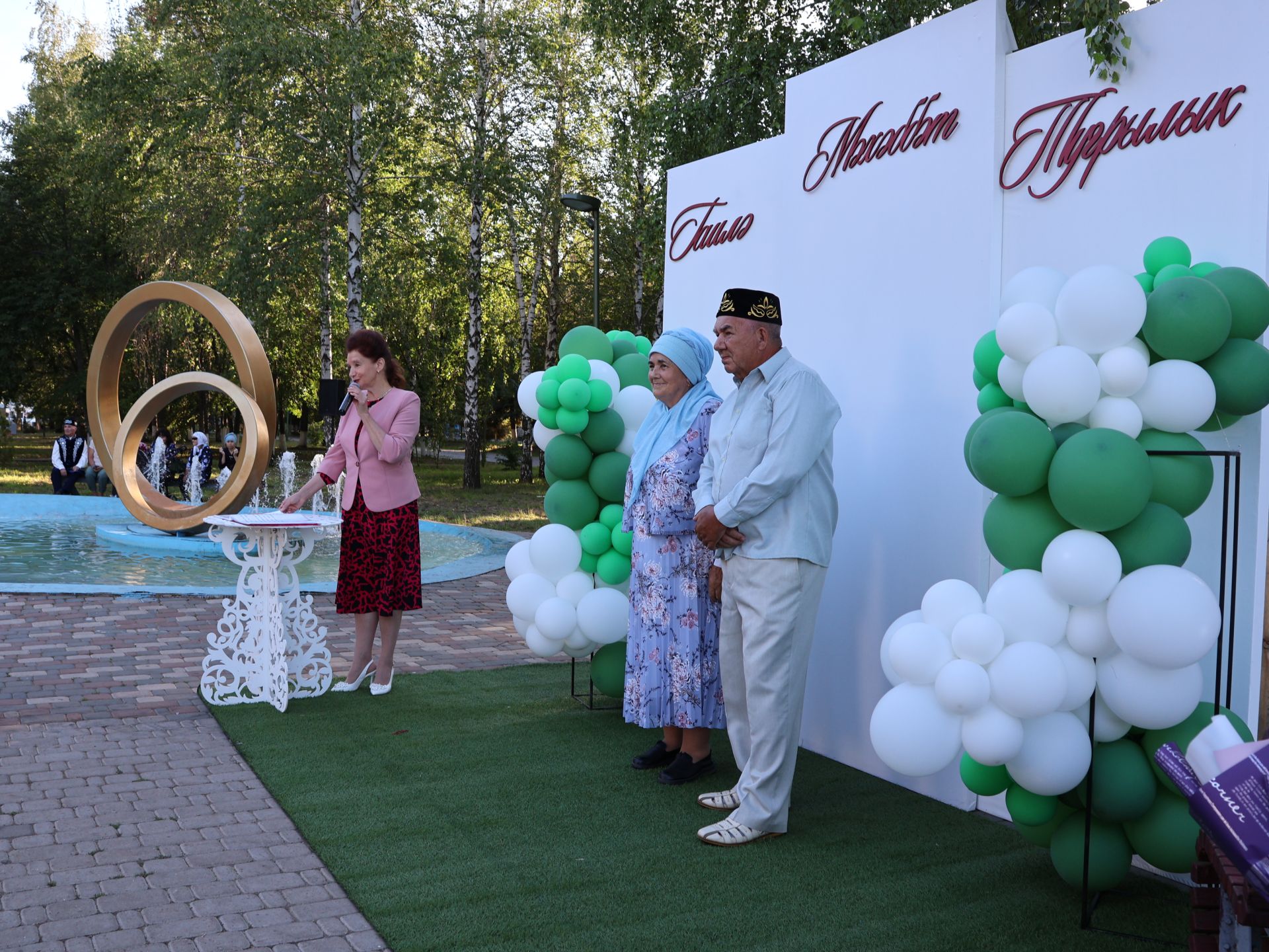 Без әле дә бергә, без әле дә матур:  Актанышта Гаилә, мәхәббәт һәм тугрылык көнендә үрнәк парларны хөрмәтләделәр