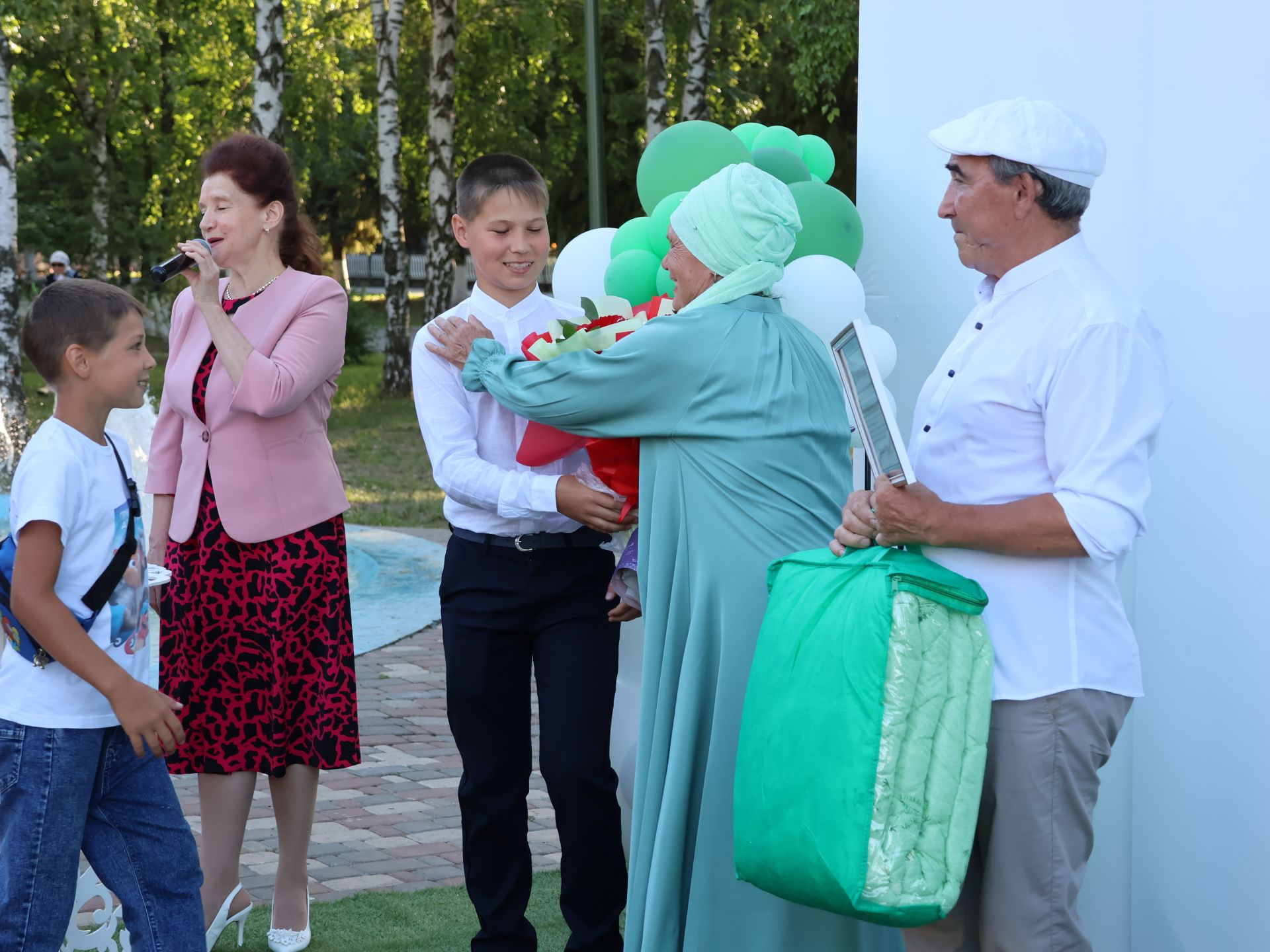 Без әле дә бергә, без әле дә матур:  Актанышта Гаилә, мәхәббәт һәм тугрылык көнендә үрнәк парларны хөрмәтләделәр