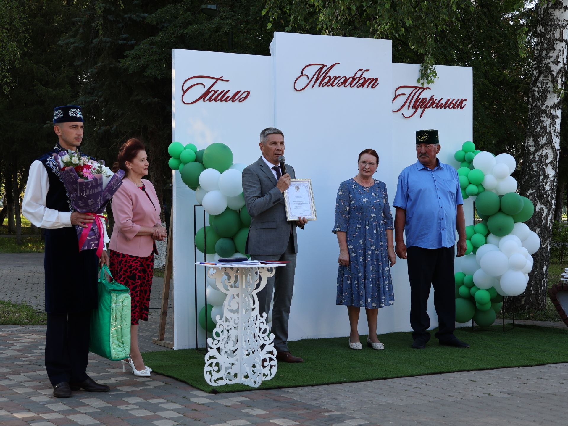 Без әле дә бергә, без әле дә матур:  Актанышта Гаилә, мәхәббәт һәм тугрылык көнендә үрнәк парларны хөрмәтләделәр