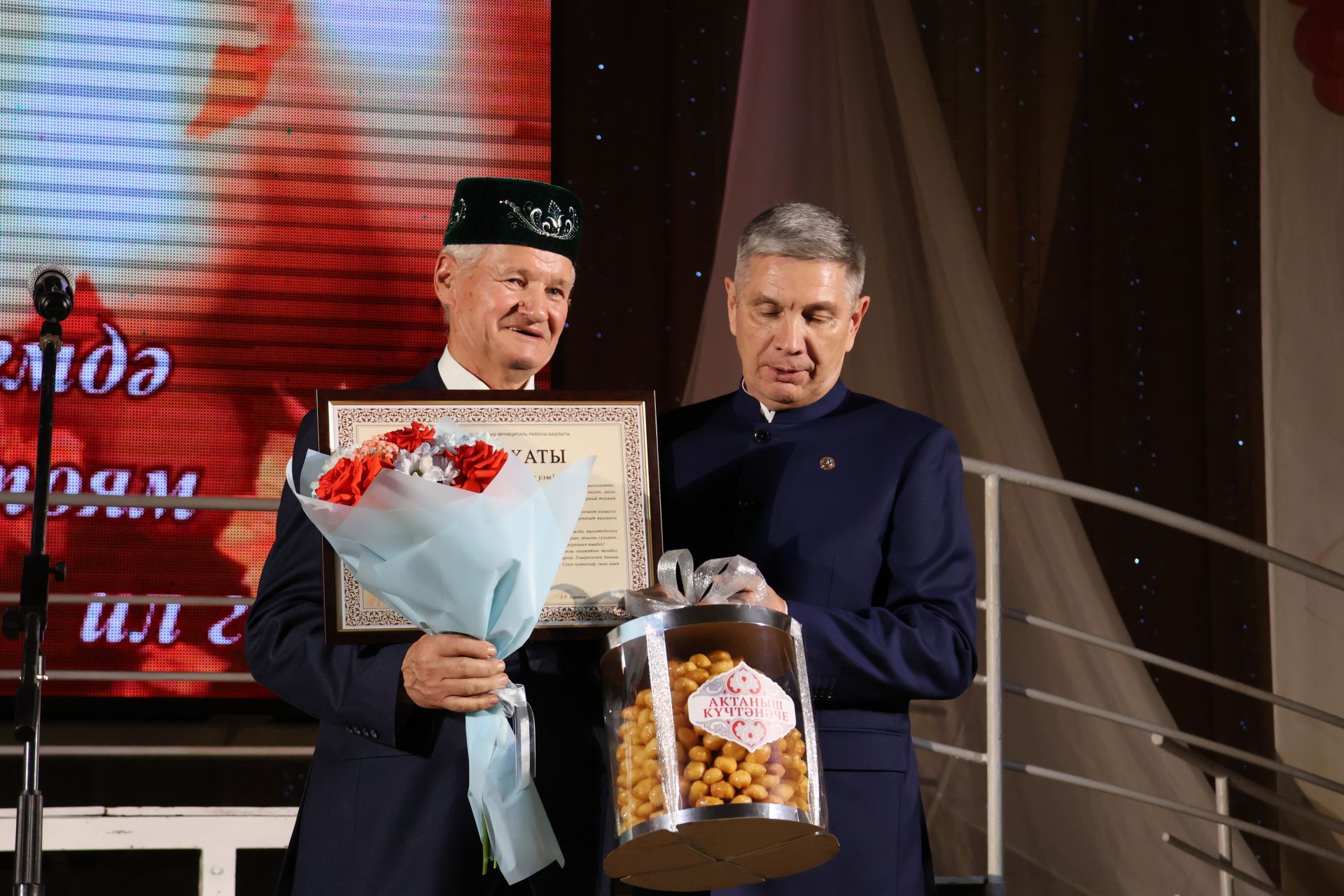 Иҗат, сәнгать һәм дуслык бәйрәме: Фәнәвис Дәүләтбаевны олыладылар (Фотолар)