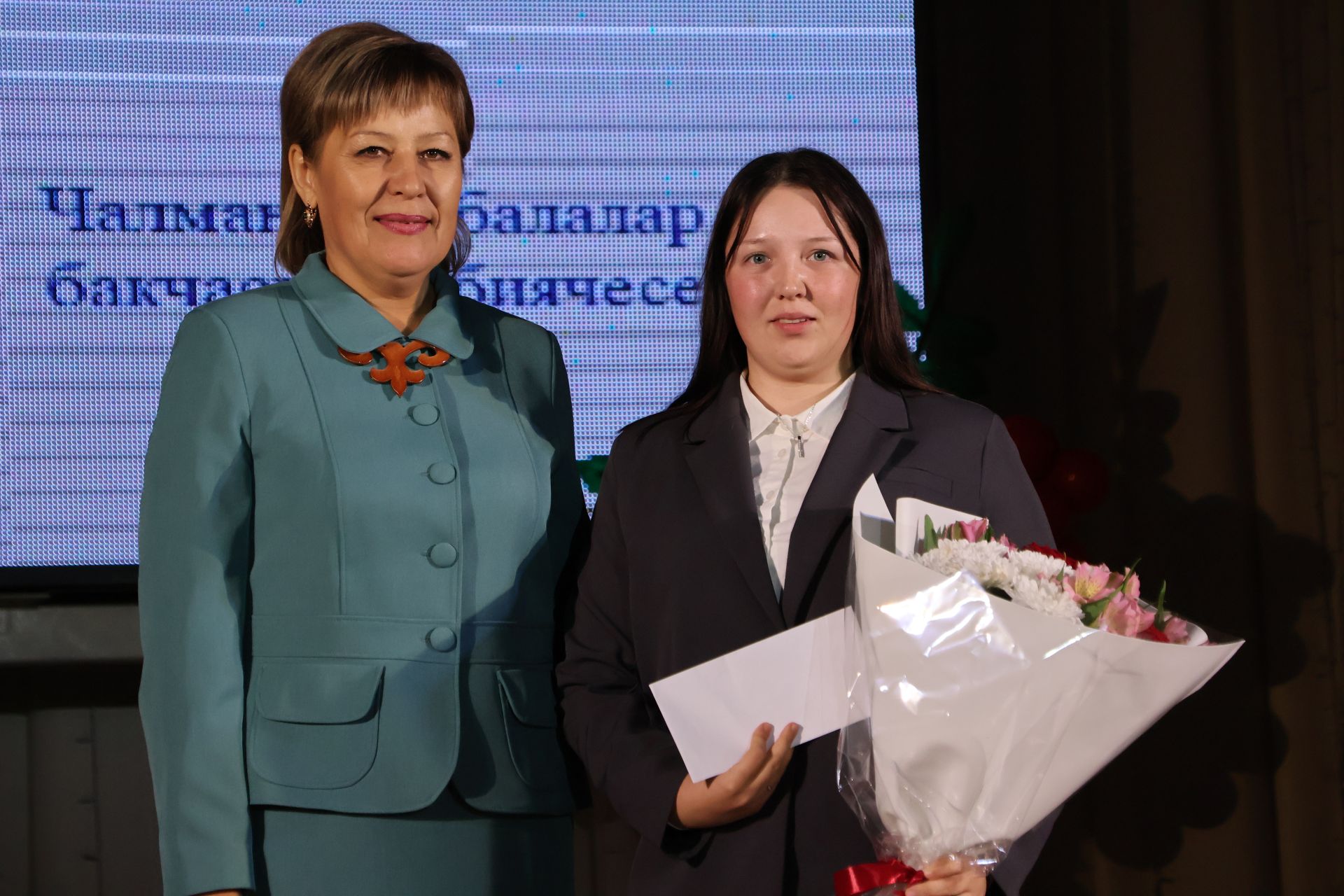 Укытучылар көненә багышланган тантанадан фоторепортаж