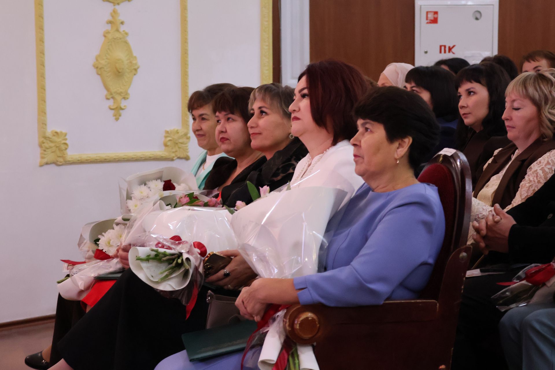 Укытучылар көненә багышланган тантанадан фоторепортаж