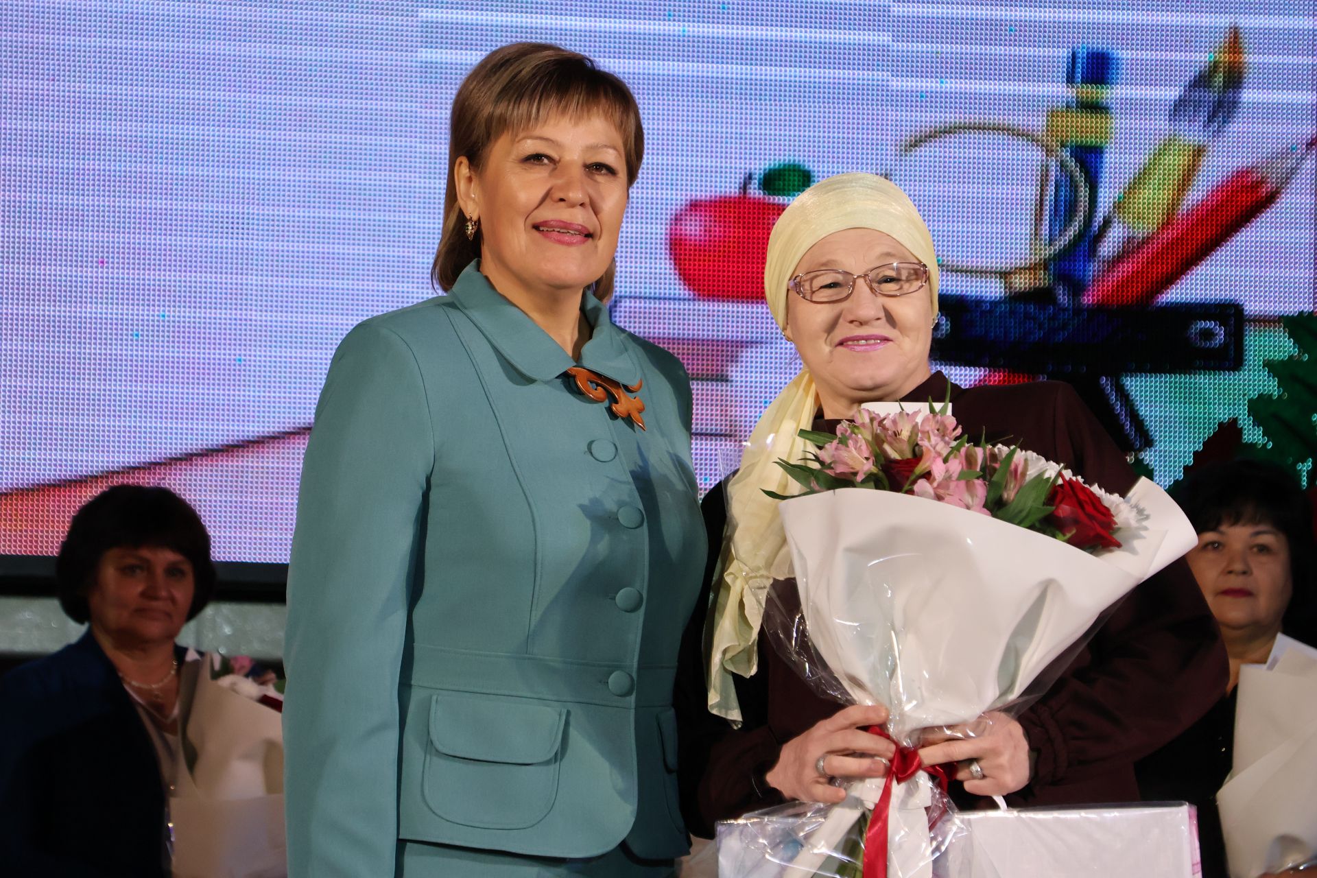 Укытучылар көненә багышланган тантанадан фоторепортаж