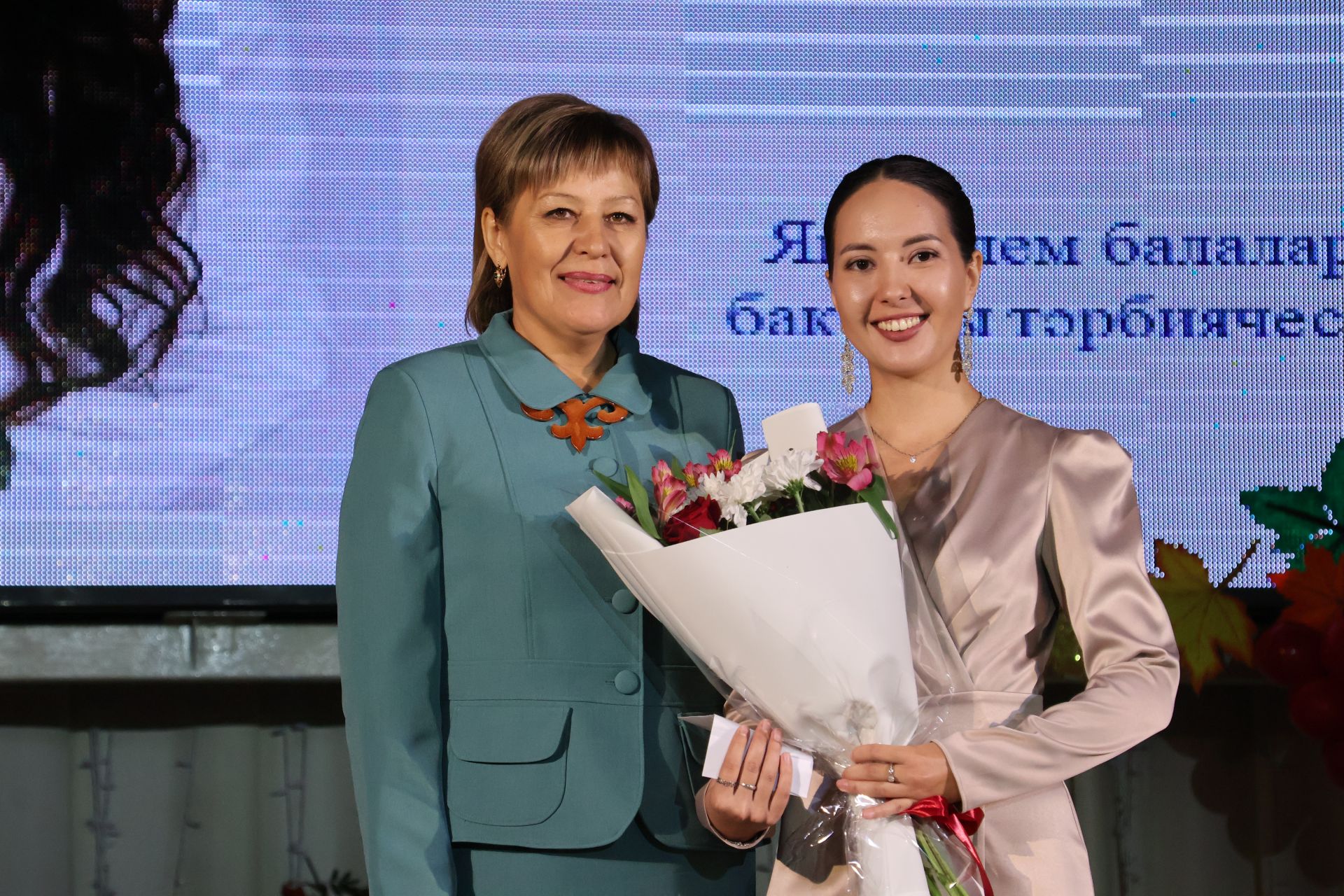 Укытучылар көненә багышланган тантанадан фоторепортаж