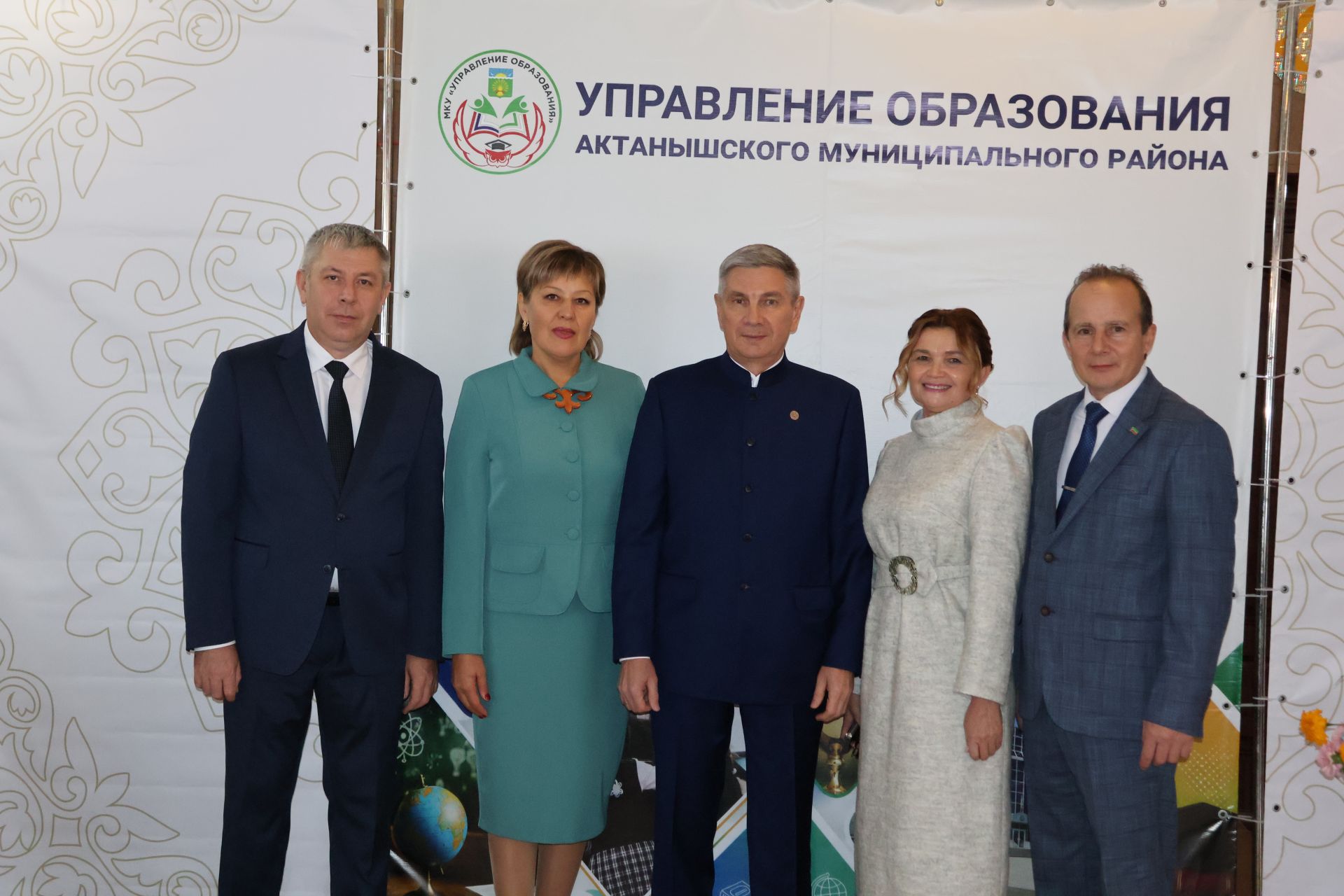 Укытучылар көненә багышланган тантанадан фоторепортаж