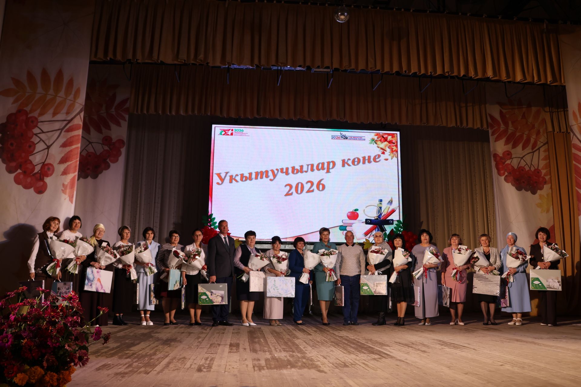 Укытучылар көненә багышланган тантанадан фоторепортаж