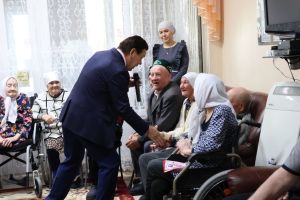 Пучы картлар һәм инвалидлар йортында өлкәннәрне хөрмәтләделәр
