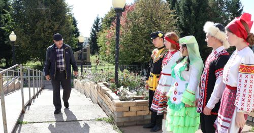 Киров авылында сайлаучыларны җыр-моң һәм кайнар чәй белән каршы алдылар