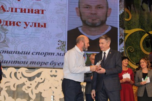 Без кабызган утлар якты янар хезмәт илендә: Алдынгылар җыеныннан безнең репортаж