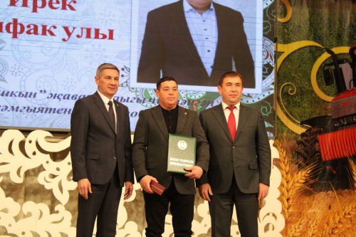 Без кабызган утлар якты янар хезмәт илендә: Алдынгылар җыеныннан безнең репортаж