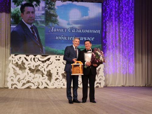 Актанышта әдәбият көннәре: Гамил Афзал премиясе Фәнәвис Дәүләтбаевка бирелде