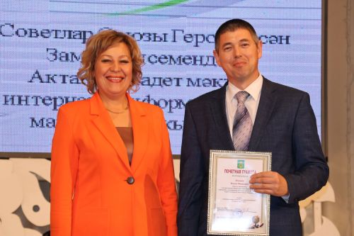 Район мәгариф идарәсе башлыгы һөнәри бәйгеләрдә җиңүче укытучыларны котлады