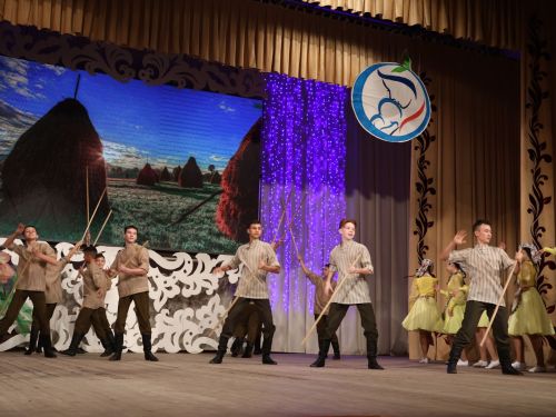 Бәйрәмегез белән, әниләр: Балалар сәнгать мәктәбендә укучылар иң кадерле кешеләрен хөрмәтләде (фоторепортаж)
