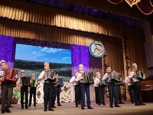 Бәйрәмегез белән, әниләр: Балалар сәнгать мәктәбендә укучылар иң кадерле кешеләрен хөрмәтләде (фоторепортаж)