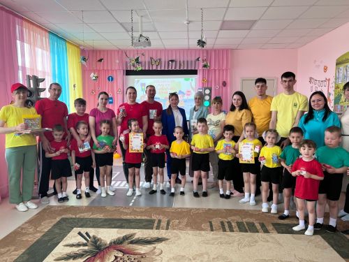 Яңа Әлем бакчасына йөрүче балалар һәм аларның әтиәниләре юл кагыйдәләрен төгәл үтәячәк