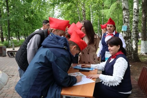 Пионериянең туган көненә багышланган бәйрәмнән безнең фоторепортаж