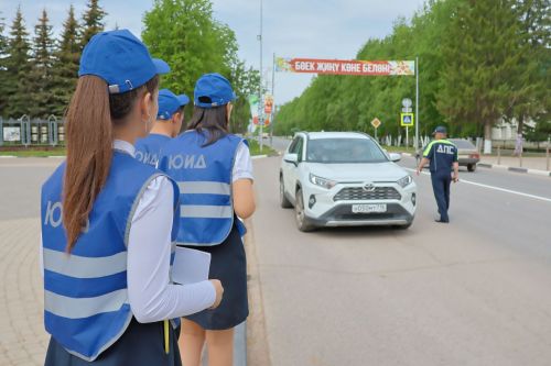 Юл хәрәкәтенең яшь инспекторлары автомобиль йөртүчеләрне Җиңү бәйрәме белән котлады