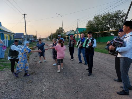 Богадыда- «Кичке уен»: 92 яшьлек Гыйлемҗан бабай белән 85 яшьлек Гөлсәвия апаны да биеттек (фотолар)