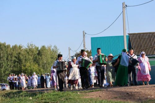 Чөгәнәдә төбәкара гармун моңы:  Фестиваль җиңүчеләре авыл урамнарында гармун көйләре яңгыратты (фотолар)