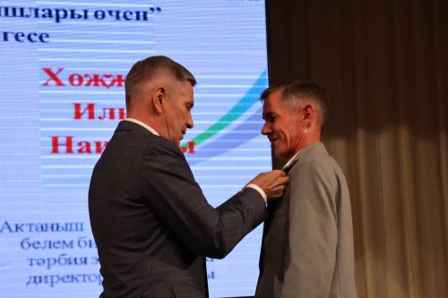 Хезмәтләре белән хөрмәтле: Алар — укытучылар, киләчәкне хәл итүчеләр(бүләкләнүчеләр)