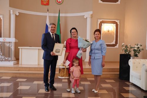 Актаныш районы башлыгы Ленар Зарипов СВОдагы райондашыбызның яңа туган кызына туу турындагы таныклык тапшырды