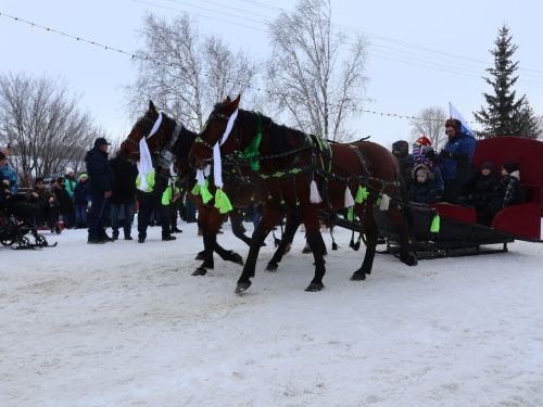 Яңача Яңа ел- Иске Кормашта күрше авыллар белән Кыш бабайлар парады оештырдылар