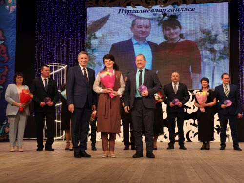 Гаилә елына старт биреп: Районыбыз башлыгы Ленар Зарипов 52 укытучылар гаиләсен хөрмәтләде (фотолар)