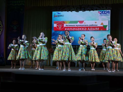 «Киләчәккә адым» техник иҗат фестивалендә: Йөзләгән укучыбыз районыбызның иң зур сәхнәсендә хөрмәтләнде (фоторепортаж)