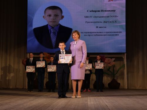 «Киләчәккә адым» техник иҗат фестивалендә: Йөзләгән укучыбыз районыбызның иң зур сәхнәсендә хөрмәтләнде (фоторепортаж)