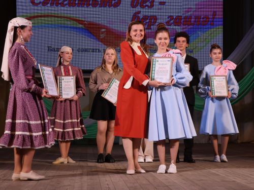 Сәнгатьтә без- бер гаилә: Балалар сәнгать мәктәбенең иҗат концертыннан безнең репортаж