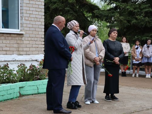 Исемең кайтты синең җыр булып: Уразай мәктәбенә СВОда һәлак булган Айзат Фәйзуллин истәлегенә хәтер тактасы куйдылар
