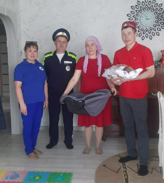 ДАИ хезмәткәрләре Сабантуй бәйрәмендә күпбалалы гаиләгә автоканәфи тапшырды