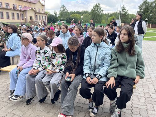 «Бүләк» лагеренда ял итүчеләр Батырлык көнендә районыбыз геройлары белән очрашты