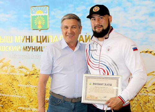 Район башлыгы БРИКС уеннарында чемпион исемен яулаган Азат Габдрашитовны хөрмәтләде