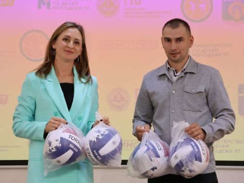 Волейбол лигасында җиңгән Актаныш мәктәпләре спорт туплары белән бүләкләнде