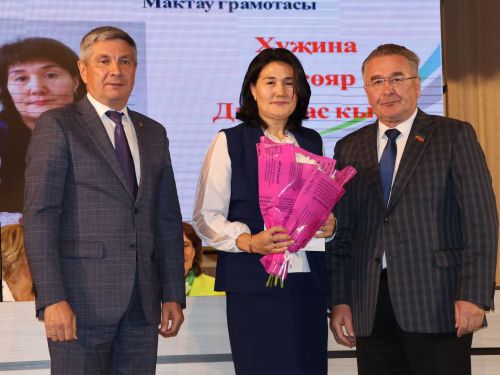 Ленар Зарипов мәгариф хезмәткәрләре конференциясендә Актанышка эшкә кайткан яшь укытучыларга 100 мең сум акча биреләчәген әйтте