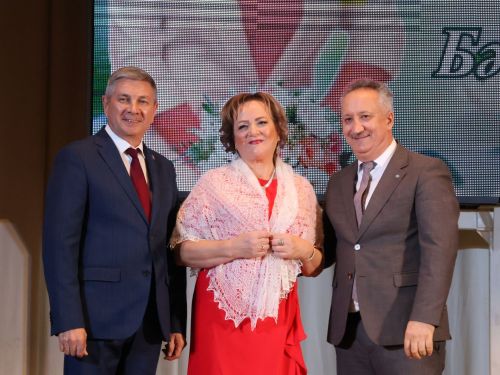 Бүген Актаныш мәдәният йортында “Агыйдел” дәүләт җыр һәм бию ансамбле җитәкчесе Ялалова Лилия Мәүләви кызына багышланган искиткеч матур юбилей кичәсе узды