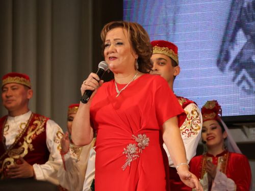 Бүген Актаныш мәдәният йортында “Агыйдел” дәүләт җыр һәм бию ансамбле җитәкчесе Ялалова Лилия Мәүләви кызына багышланган искиткеч матур юбилей кичәсе узды