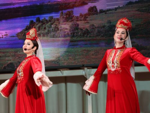 Бүген Актаныш мәдәният йортында “Агыйдел” дәүләт җыр һәм бию ансамбле җитәкчесе Ялалова Лилия Мәүләви кызына багышланган искиткеч матур юбилей кичәсе узды
