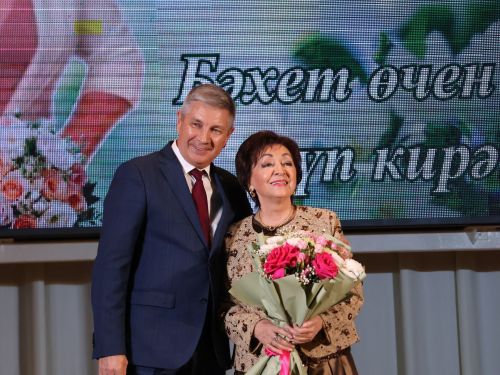 Бүген Актаныш мәдәният йортында “Агыйдел” дәүләт җыр һәм бию ансамбле җитәкчесе Ялалова Лилия Мәүләви кызына багышланган искиткеч матур юбилей кичәсе узды