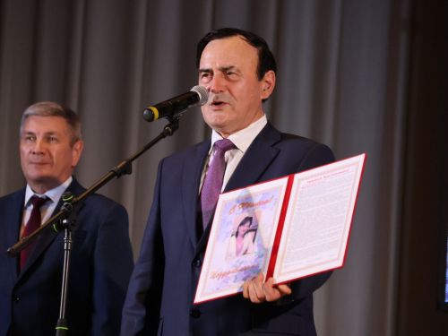 Бүген Актаныш мәдәният йортында “Агыйдел” дәүләт җыр һәм бию ансамбле җитәкчесе Ялалова Лилия Мәүләви кызына багышланган искиткеч матур юбилей кичәсе узды