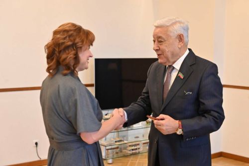 Фәрит Мөхәммәтшин Светлана Захаровага Татарстанның балалар омбудсмены таныклыгын тапшырды