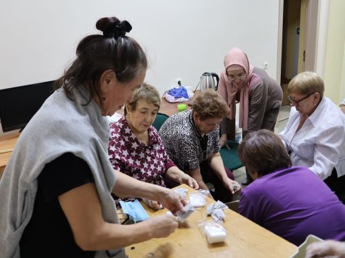 Ветераннарның «Сәламәтлек» клубына йөрүчеләр сугышчыларга шифалы чәйләр әзерли