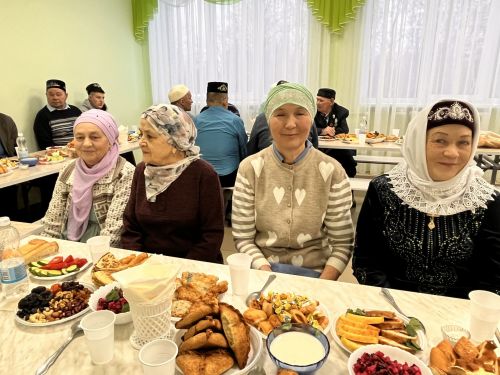 «Ният» хәйрия фонды җитәкчесе Нияз Усманов әнисенең туган авылы Иске Богадыда ифтар мәҗлесе уздырды