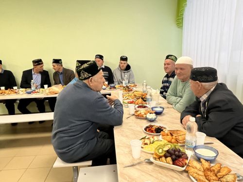 «Ният» хәйрия фонды җитәкчесе Нияз Усманов әнисенең туган авылы Иске Богадыда ифтар мәҗлесе уздырды