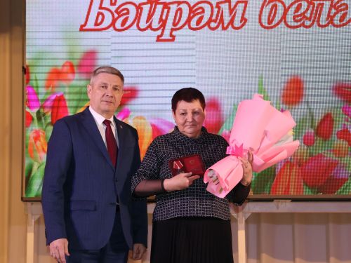 Актаныш районы башлыгы Ленар Зарипов махсус хәрби операциядә һәлак булган герой-якташыбызның “Батырлык ордены”н апасына тапшырды